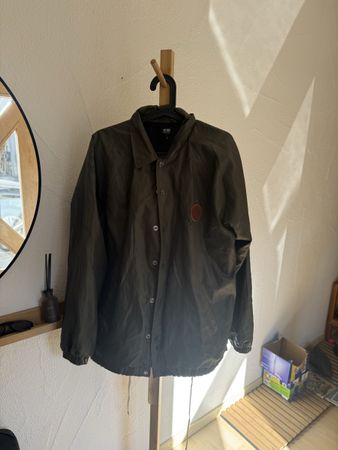 Herren Jacke OBEY L dunkelgrün mit kleinem Loch