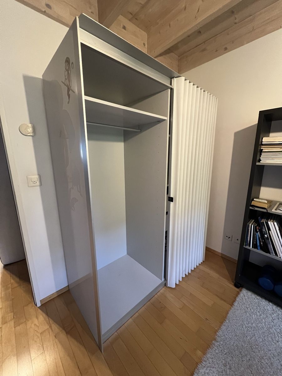 Armadi: Designer-Kleiderschrank grau, halbtransparente Textilfront – Usato da Eggersriet venduto da Rekapp 1