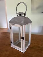 Laterne aus Holz mit Glaswände für Kerzenlicht