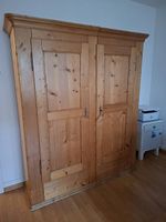 Schrank aus Holz