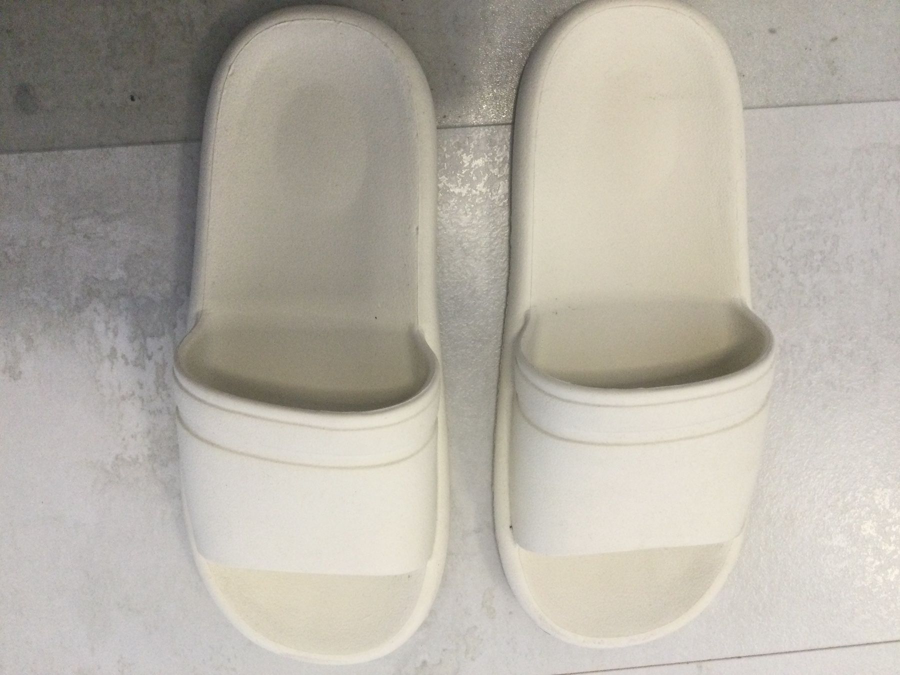 Chaussures hommes: Bade-Schuhe weiss – D'occasion à Rothenthurm par Ang..