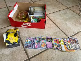 Lot de différentes cartes pokemon et accessoires