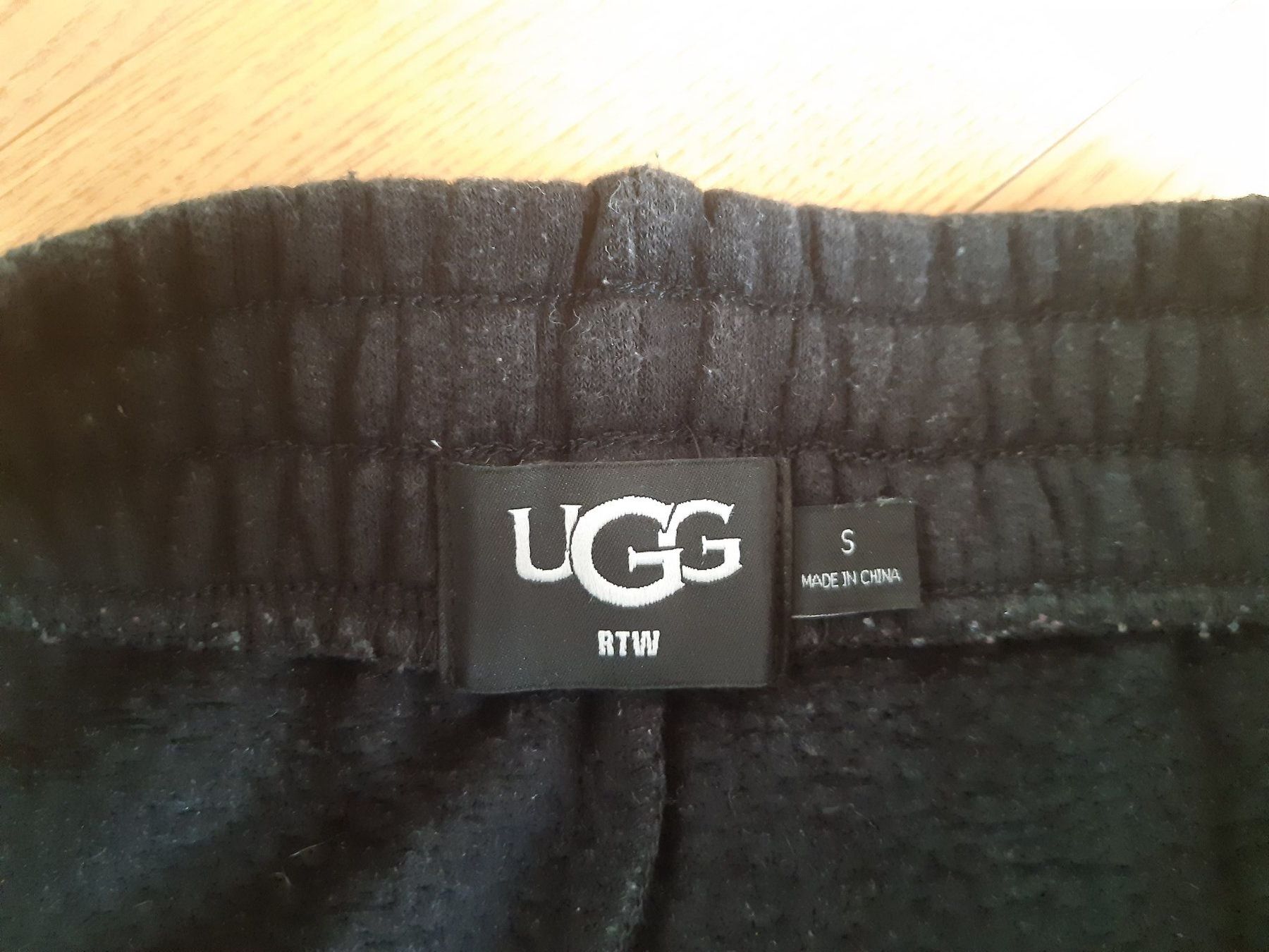 Pantalons: schwarze Shorts, UGG, Grösse S – D'occasion à Schötz par irinananna 3