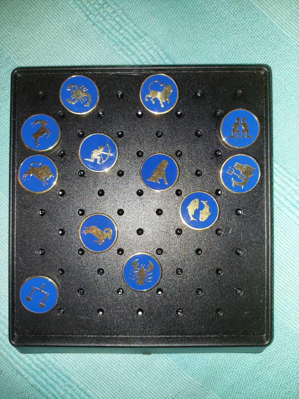 Broschen & Nadeln: 12 Sternzeichen Anstecker Set – Gebraucht aus Ulisbach von Antikaffin