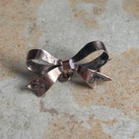 Vintage Brosche in Schleifenform, rosevergoldet (3cm)