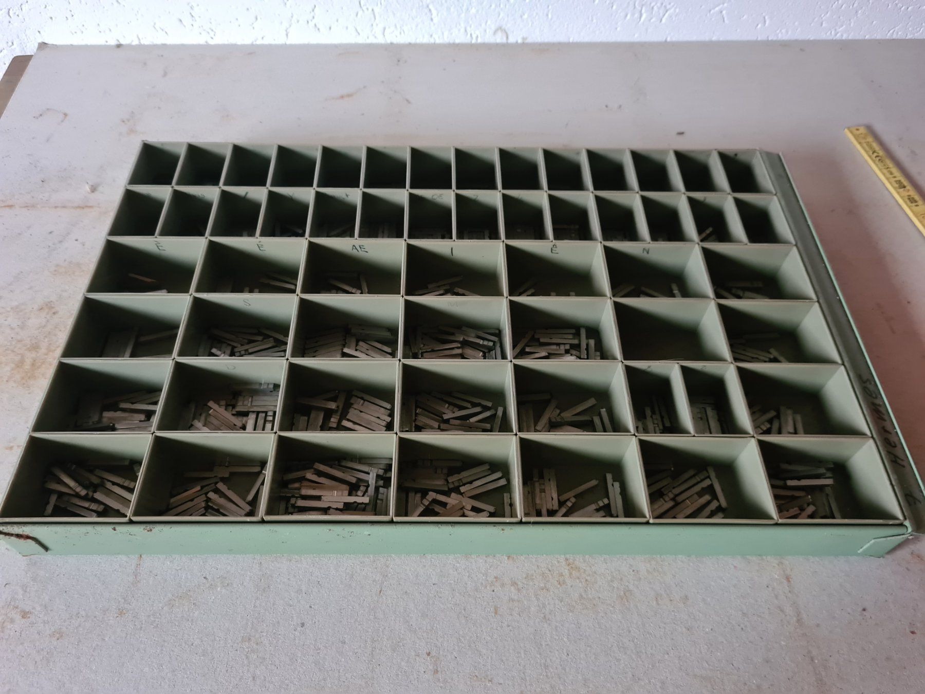Tutti gli attrezzi: Bleisatz Buchstaben Letterpress Hermes 7 – Usato da Escholzmatt venduto da FuyuIgloo 2