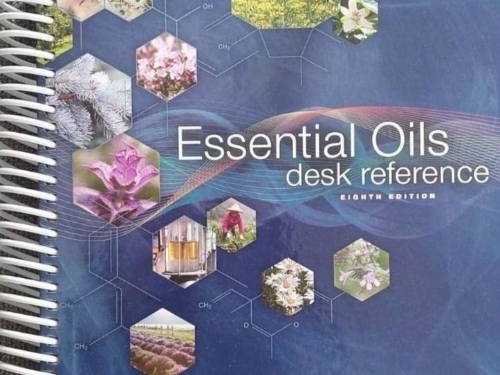 Libri: Buch ätherische Öle – Young Living Reference 2019 – Nuovo (secondo la descrizione) da St. Gallen venduto da Ammora 1