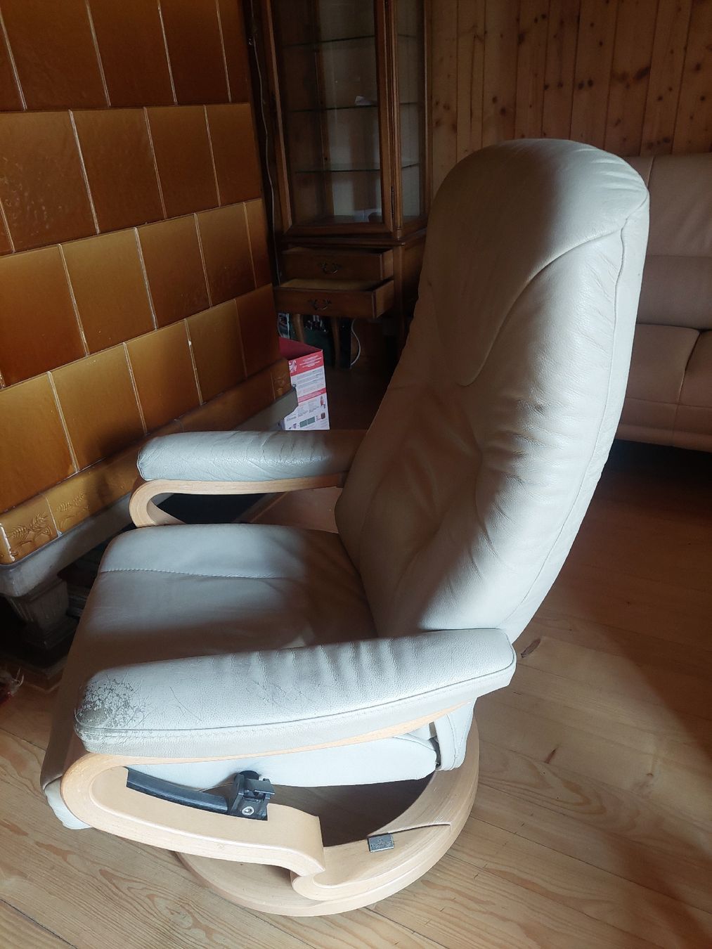 Himolla Poltrone: Sessel mit Hocker Leder beige abgenutzt Zustand – Usato da Stallikon venduto da Chacana 2