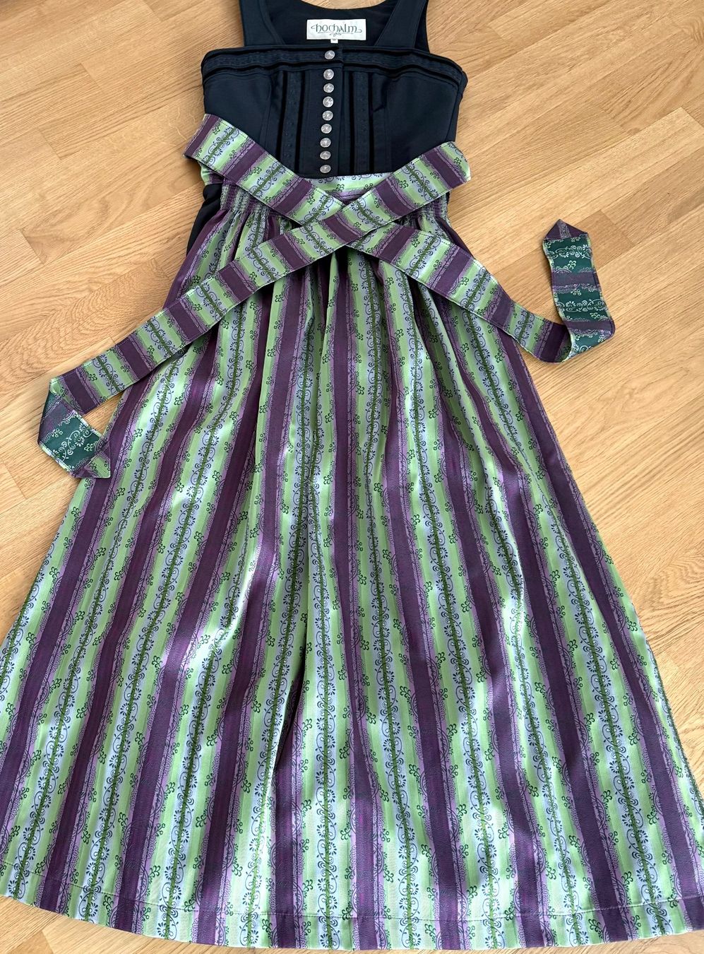 Vestiti: Dirndl & 3 Blusen & 3 Schürzen – Nuovo (secondo la descrizione) da Frauenkappelen venduto da HDPerle