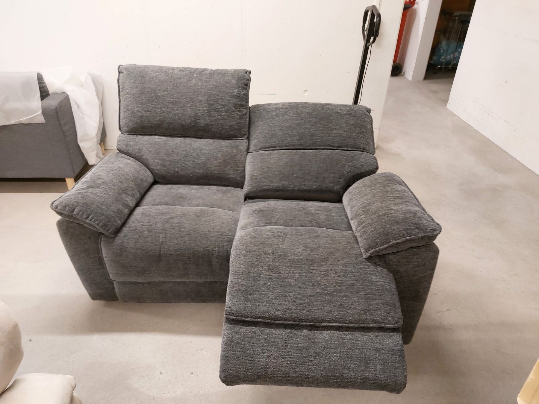Divani: 2-Sitzer Sofa grau mit Relaxfunktion gebraucht – Usato da Montlingen venduto da 19mops 1