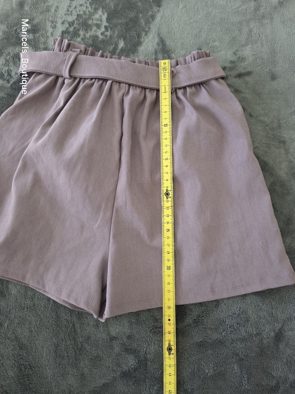 Hosen: Hohe Taille Buckle Short mit zwei Seitentaschen – Gebraucht aus Winterthur von Maricels_Boutique 2