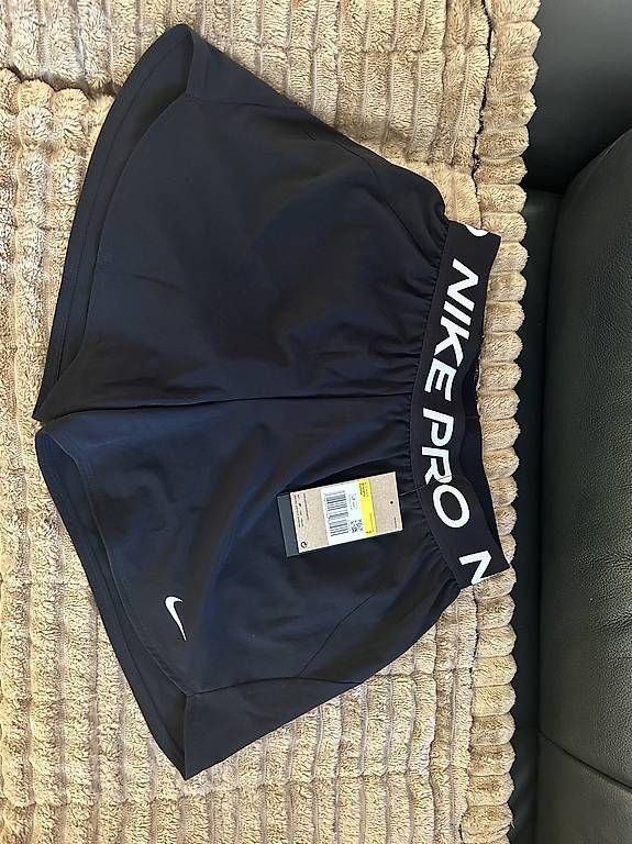 Nike Pantaloni: Nike Shorts – Usato da Allschwil venduto da Siljo1 1