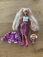 Barbie mit sehr langen Haaren und beweglichen Gelenken 