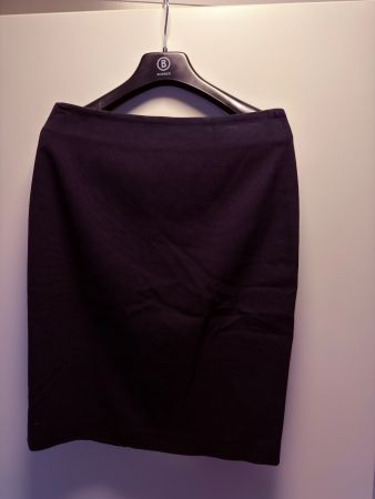 Jupe Hugo Boss, taille 42, noir, parfait pour l'hiver!