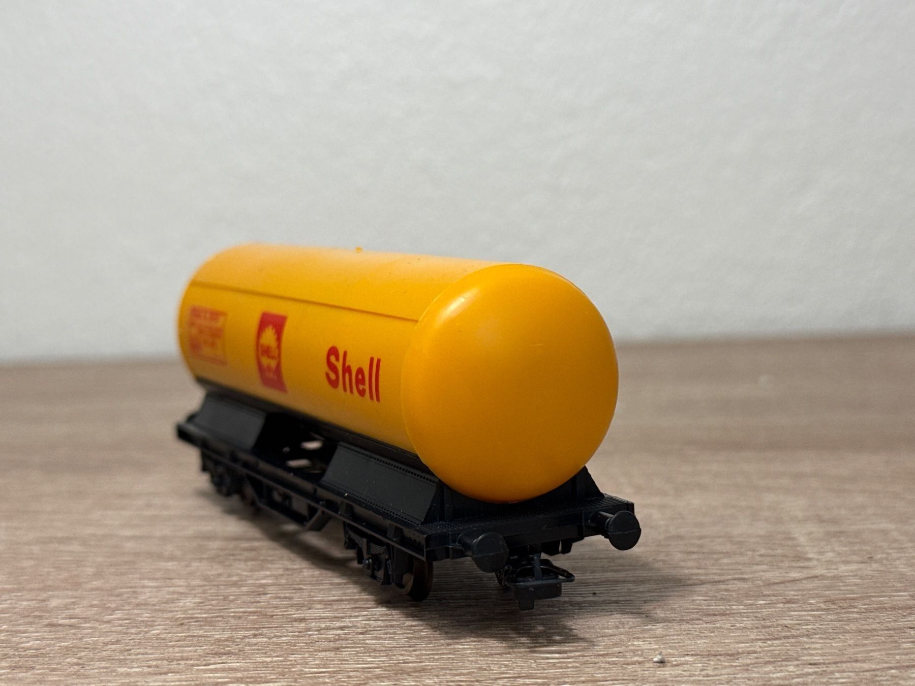 Lima Modellini di ferrovie: Lima Kesselwagen SHELL H0 (217) – Usato da St-Aubin-Sauges venduto da Lo_Go 3
