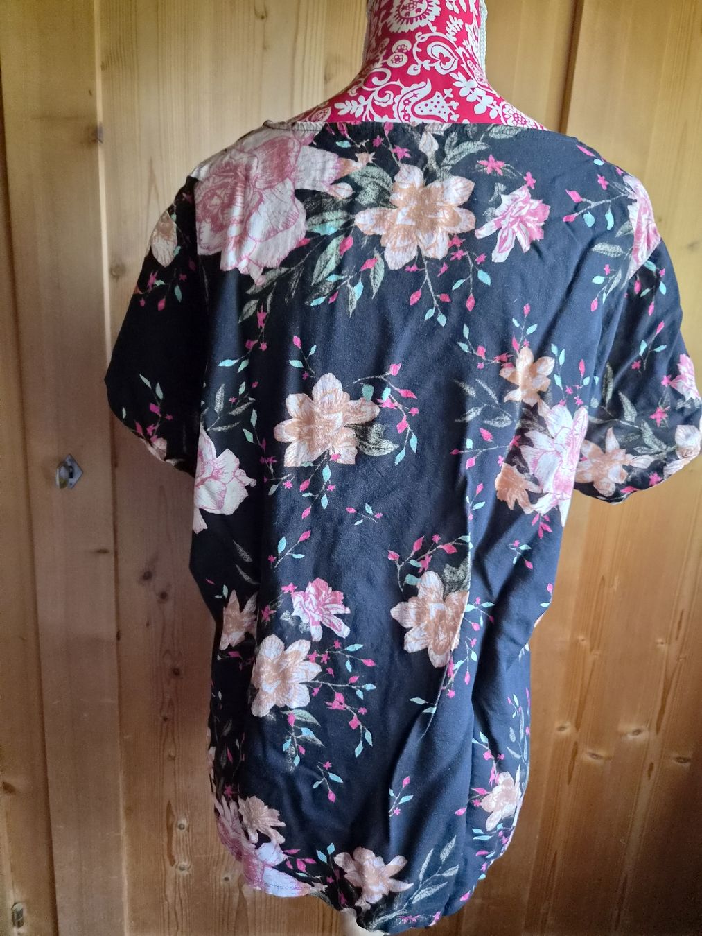 Vero Moda Blusen: Kurzarmbluse Vero Moda Blumenmuster Schwarz Gr. M/L Viskose – Gebraucht aus Wattwil von tannenmeise73 2