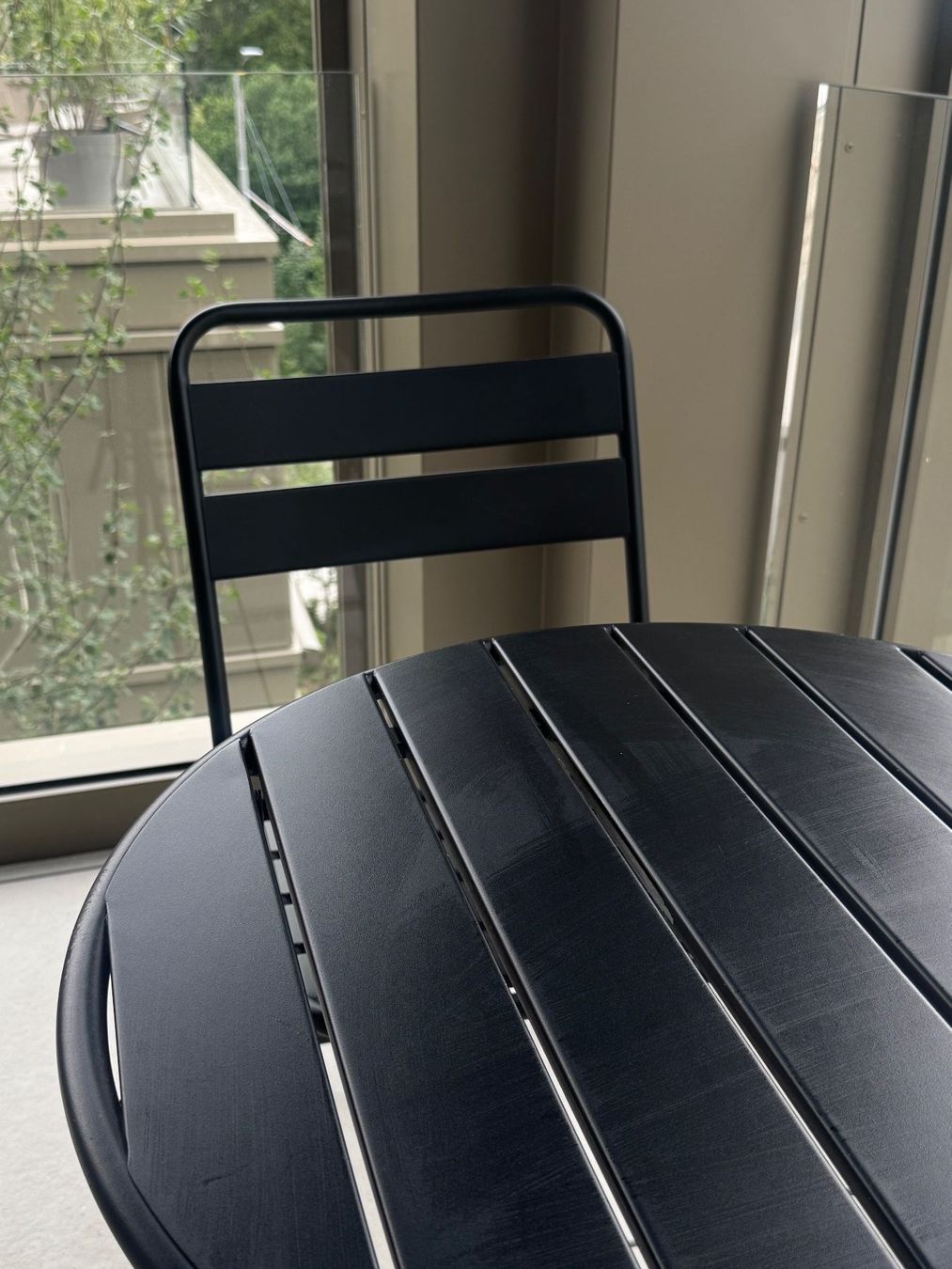 Set di tavolo e panche: Kleiner Gartentisch inkl. zwei Stühle – Usato da Zürich venduto da Sammirmir 1