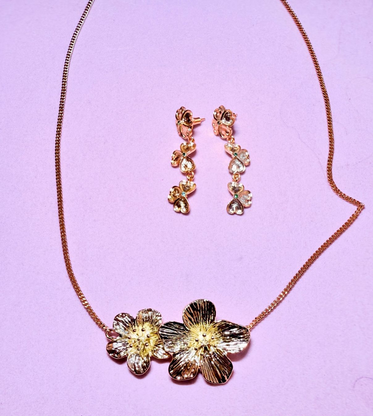 Altri gioielli: Ensemble collier et boucles d’oreilles fleurs – Nuovo e nell'imballaggio originale da St-Maurice venduto da Sandrinette123 4