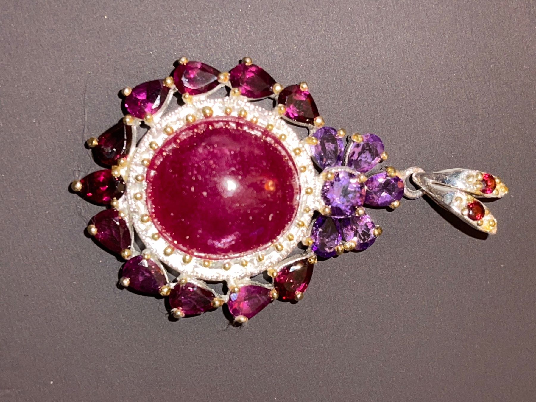 Llan Valls Joies Ciondoli: Large Ruby Garnets Amethysts Médaillon SS925 and 14k Vermeil – Nuovo (secondo la descrizione) da Birsfelden venduto da Brut 3