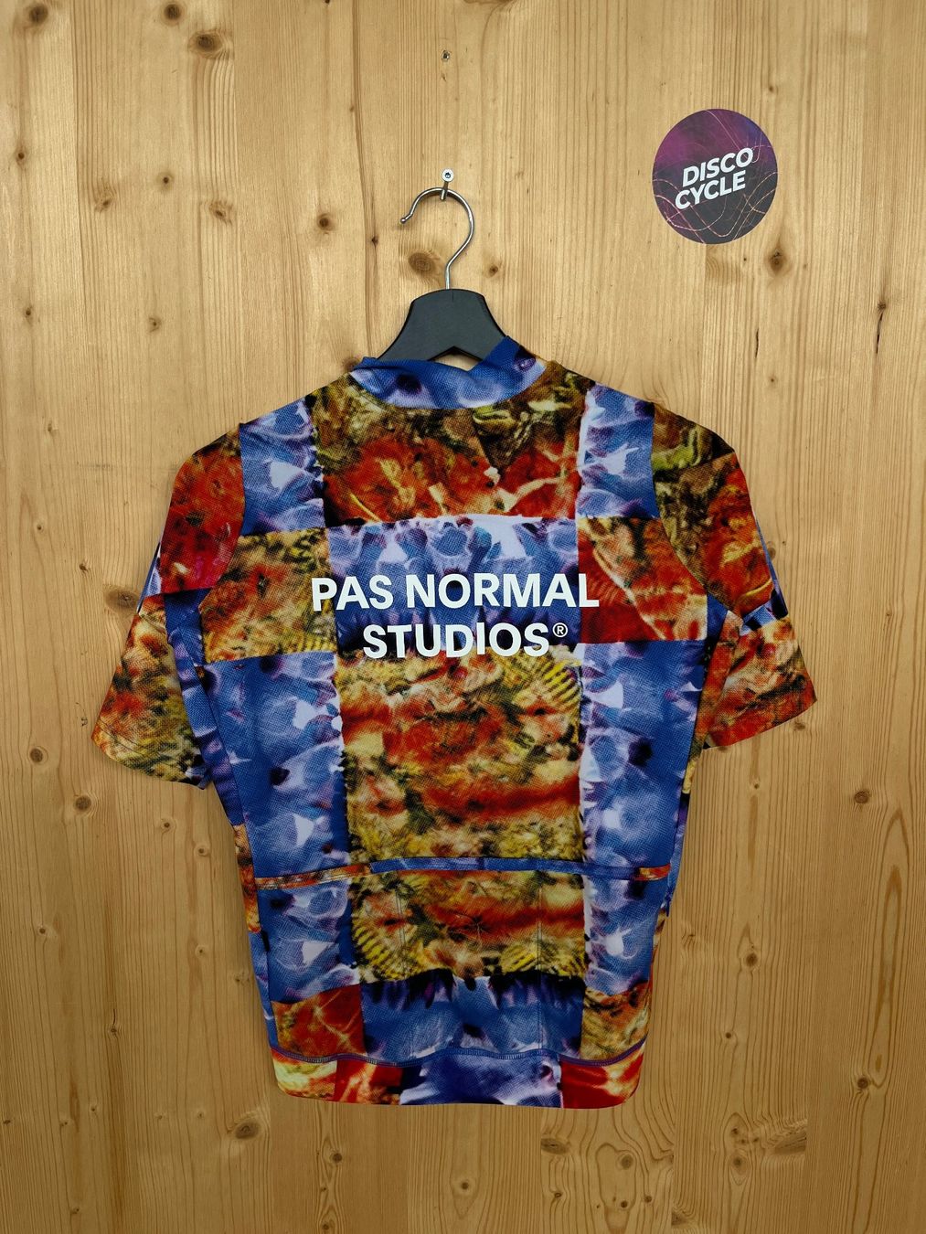 Pas Normal Studios Canottiere & Pantaloni: % Pas Normal Studios Men's Essential Jersey - M – Nuovo e nell'imballaggio originale da Bern venduto da Disco_Cycle 1