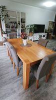 Table à manger et six chaises en bois