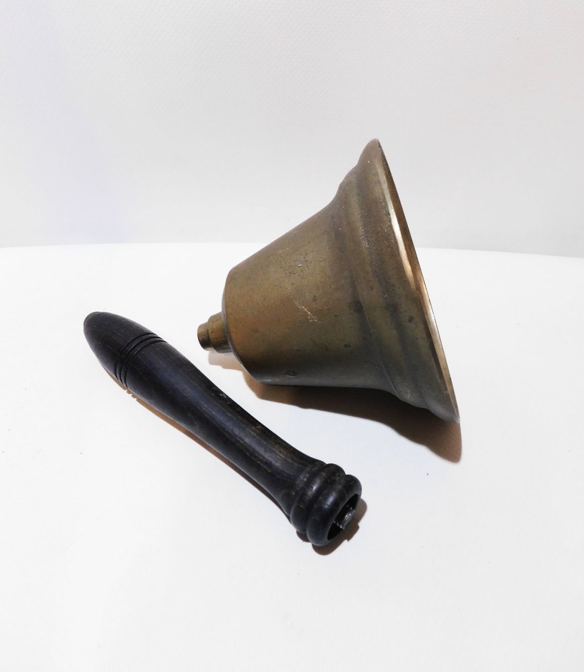 Campanacci mucche: Vintage 8" Messing Glocke Holzgriff 1930er – Usato da Emmenbrücke venduto da Ulisse-22 2
