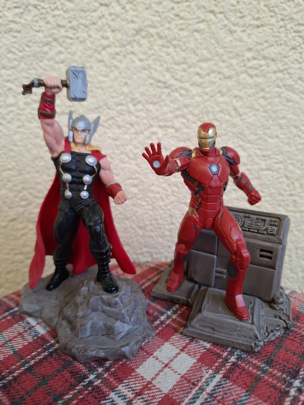 Marvel Figuren: 2 x Marvel Avengers Figuren – Gebraucht aus Dällikon von Shishio
