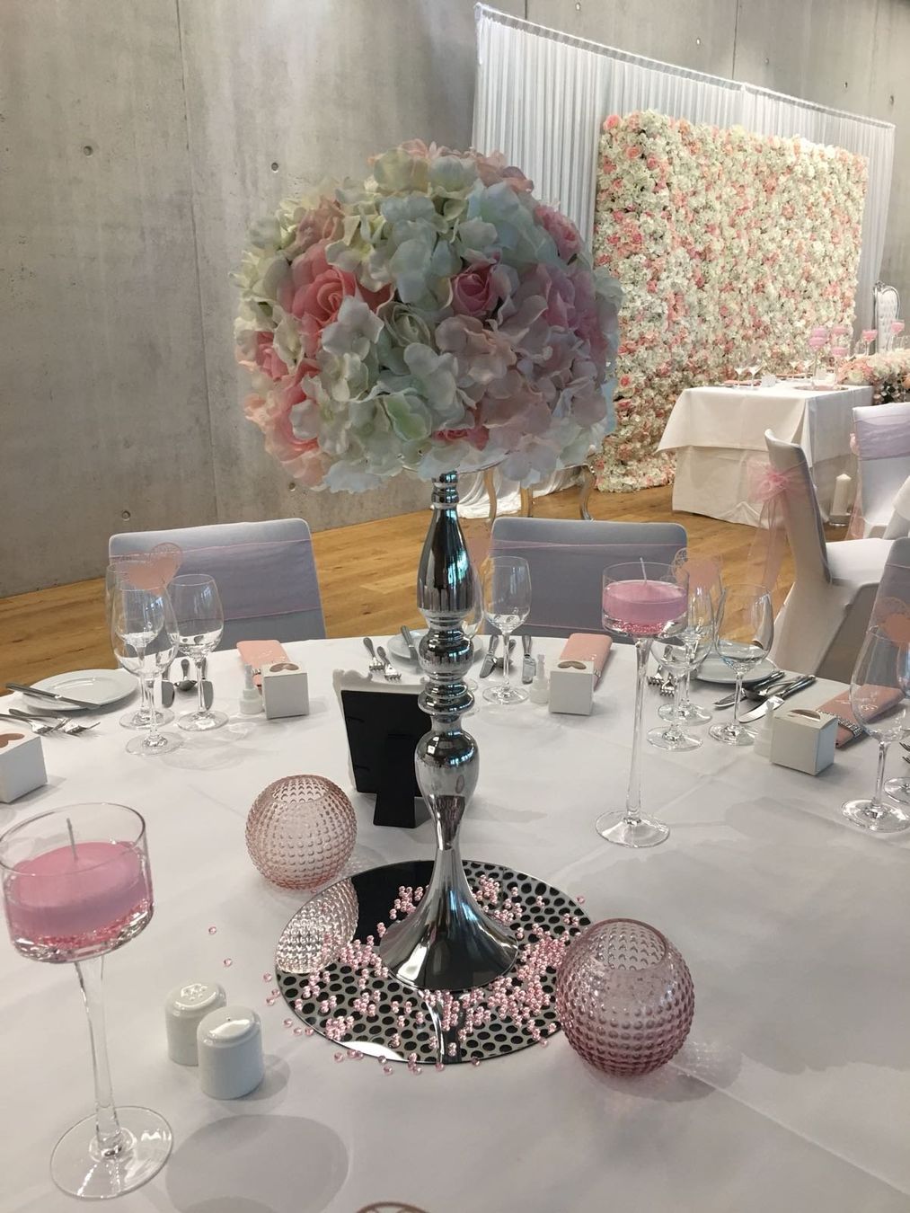 Tutte le decorazioni: Wunderschöner Ständer mit Dekoblumenkugel Hochzeit – Usato da Oftringen venduto da SCHIBLI1