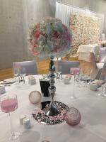 Wunderschöner Ständer mit Dekoblumenkugel Hochzeit