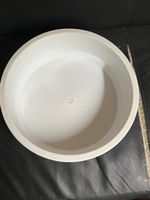 Grande bassine ronde lavabo en céramique blanc.