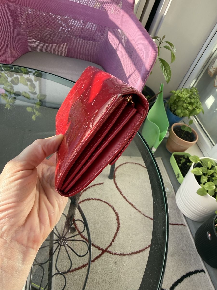 Louis Vuitton Portamonete: Louis Vuitton Geldbörse lackiert rot – Usato da Pratteln venduto da and_d9fc 3