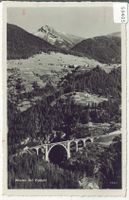 Wiese mit Viadukt