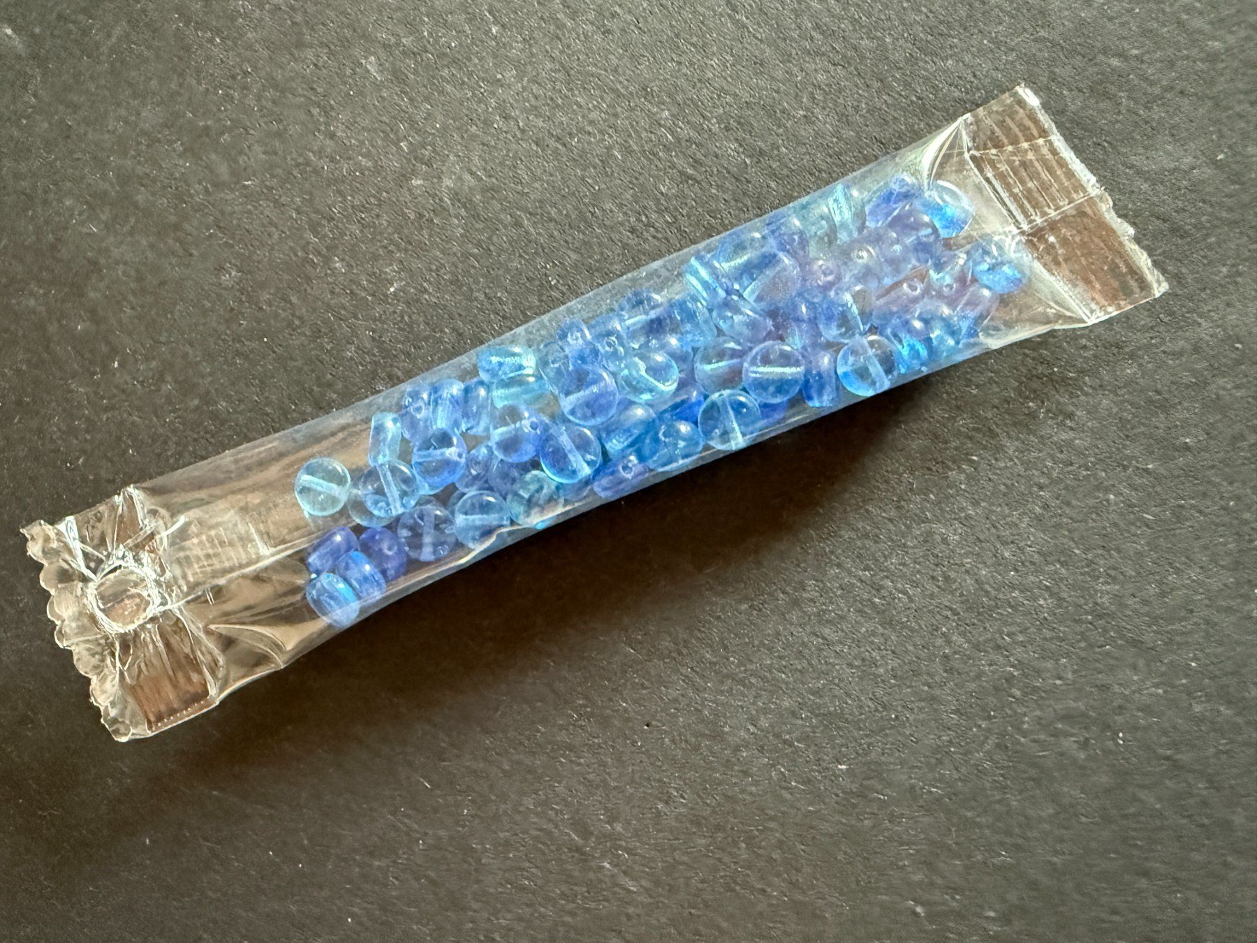 Perle (finte): Uranglas Perlen 5 x 2 mm mit Loch, 1 Pack mit ca. 75 Perlen – Usato da Lützelflüh-Goldb venduto da Elementis 1