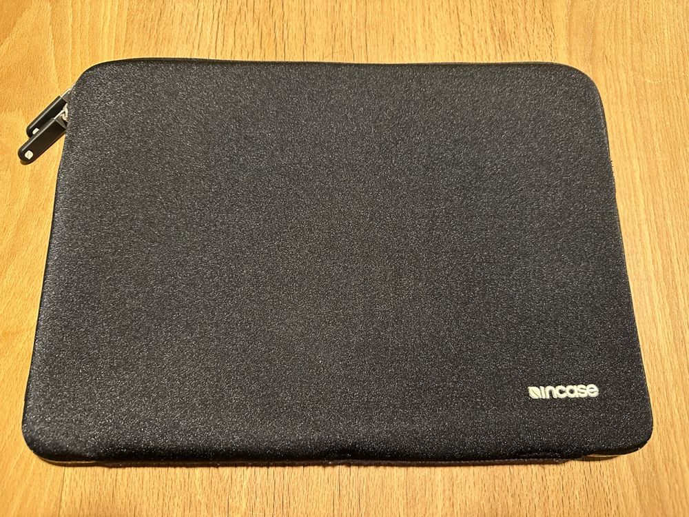 Incase Laptop-Hülle Flight Nylon – Wasserabweisend, Leicht, Für MacBook Bis 13 Zoll, Mit Zubehörfach | Flight Black