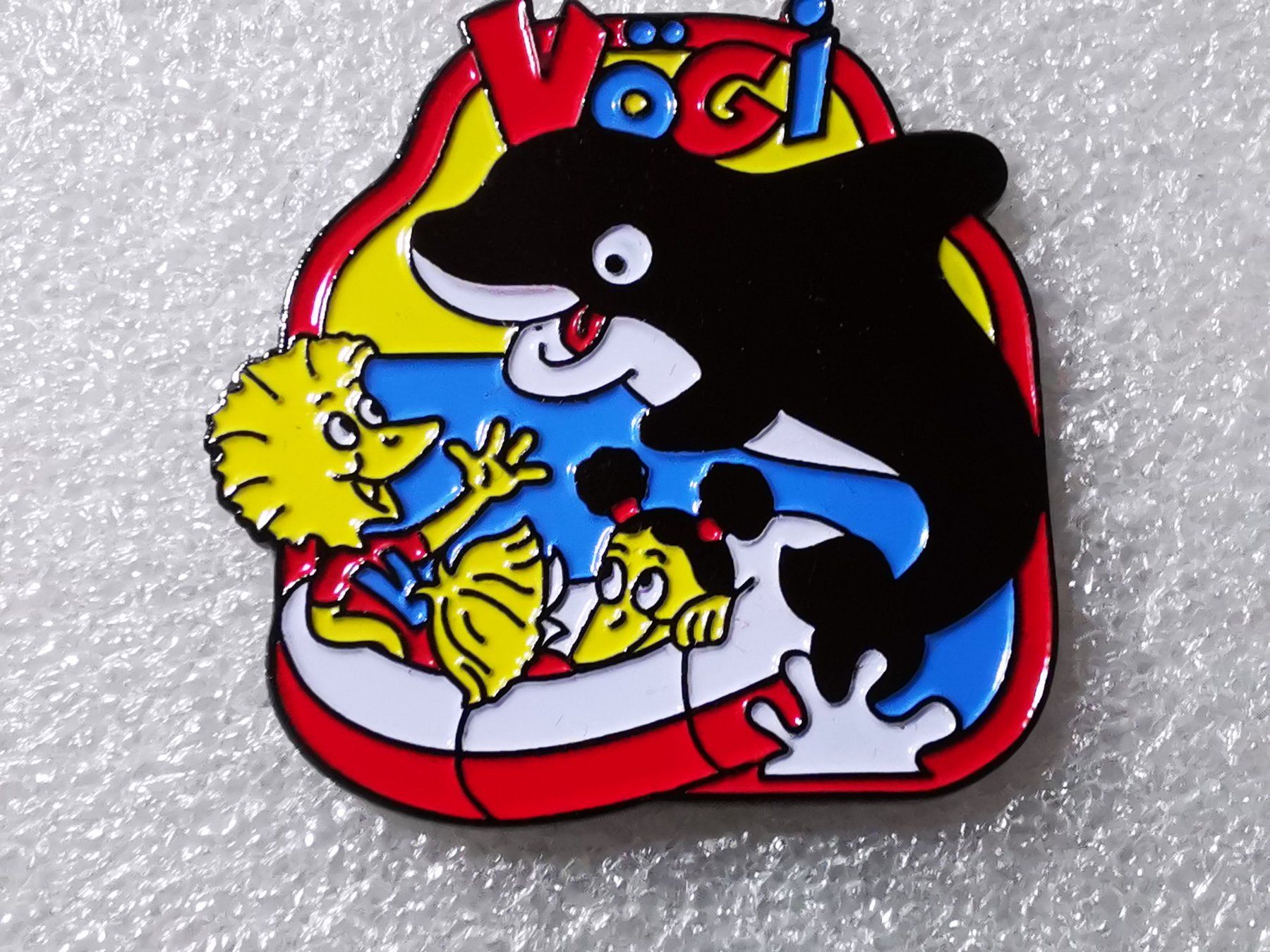 Placchette & Badge: Ansteckpin 138: Vögi – Usato da Oppligen venduto da Pin-Fall-Shop