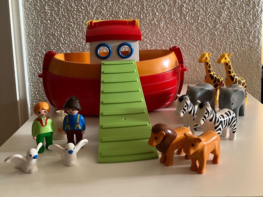 PLAYMOBIL Calendrier de l'Avent 9391 - Noël de la forêt des animaux avec figurines de Noël, animaux et accessoires derrière chaque porte, 28 pièces, à partir de 1,5 ans