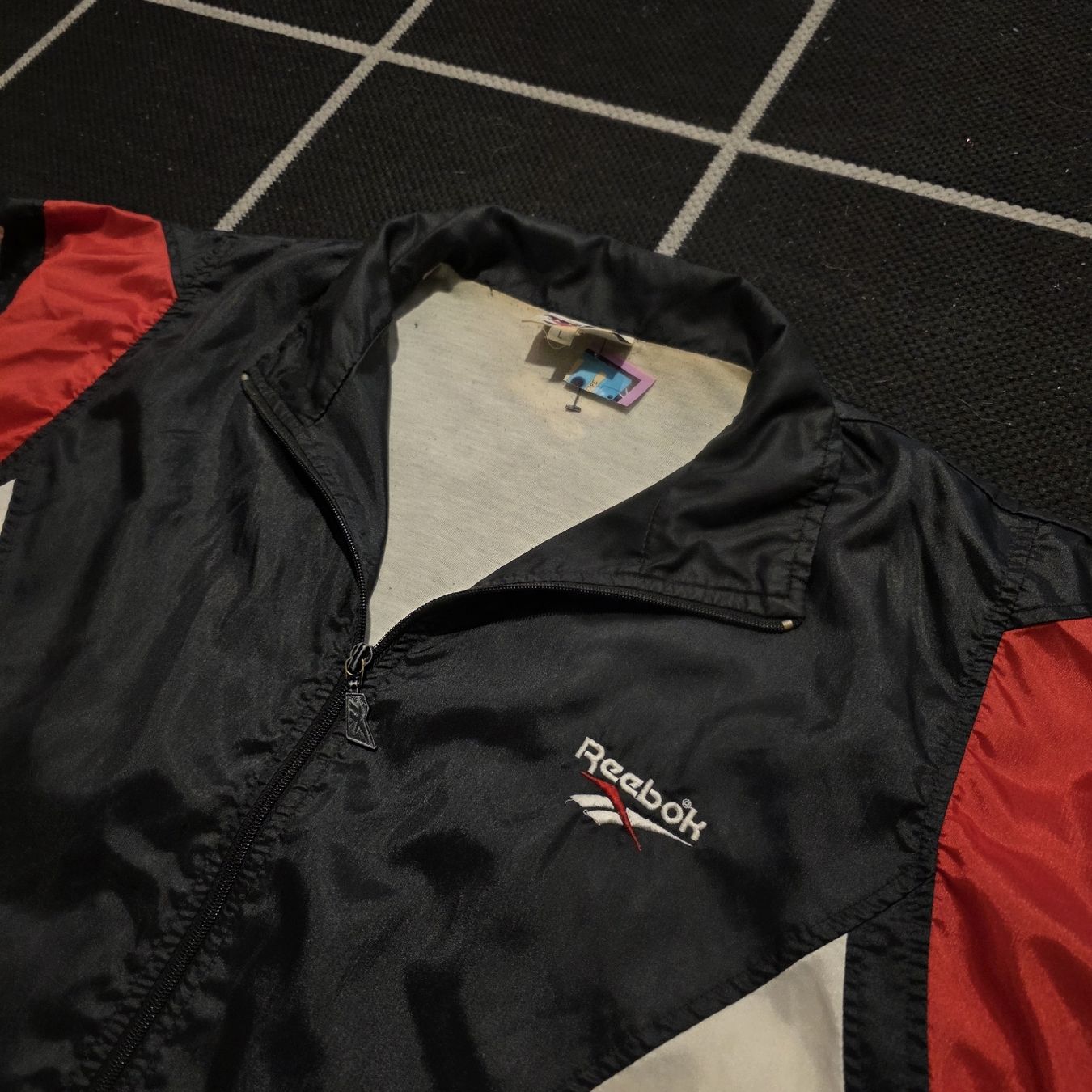 Reebok Giacche: Vintage Reebok Vector Windbreaker Jacket Black Red White 90s – Usato da Etoy venduto da Vinylafrime 1
