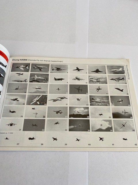 Libri: REGLEMENT FLUGZEUGERKENNUNG  CH ARMEE – Usato da Chur venduto da silbermon 3