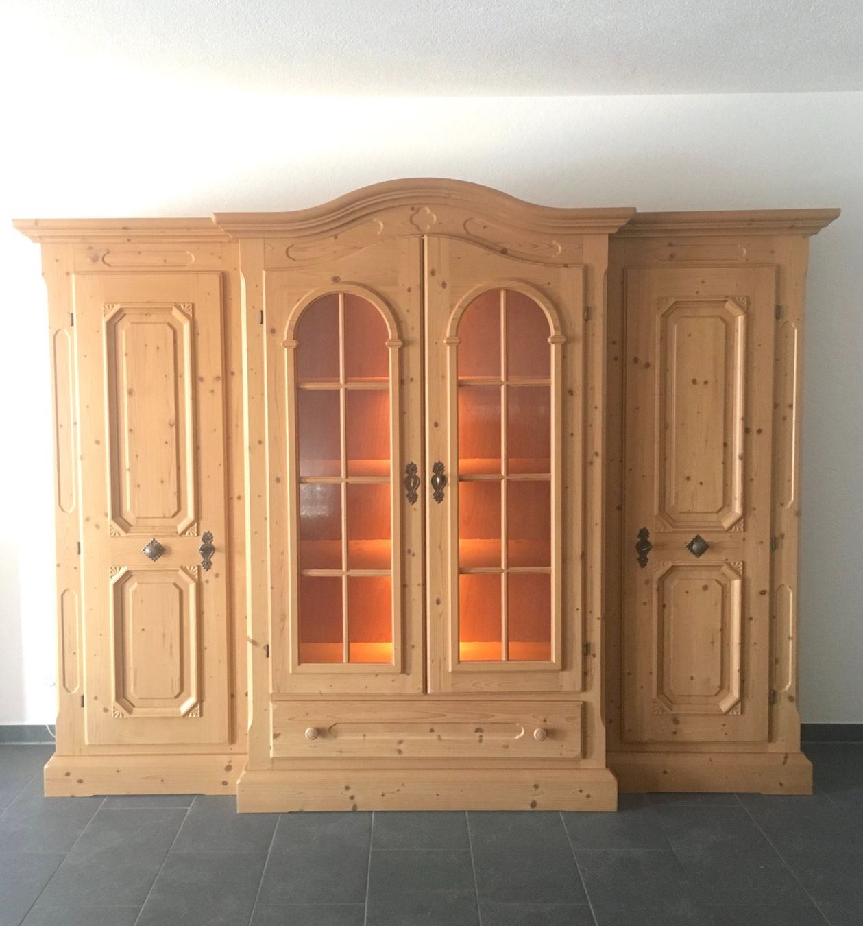 Voglauer Armadi: Wohnzimmer-Schrank mit Innenbeleuchtung - Voglauer – Usato da Rafz venduto da Flabadip