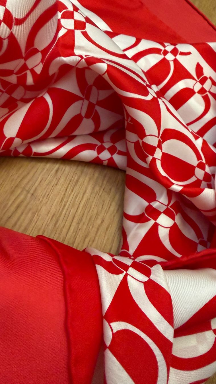Max Mara Foulards, Tücher & Schals: Original Max Mara Seidentuch Valentino Red Fabric – Neu und originalverpackt aus Faulensee von Liebes_Kind_2019 3