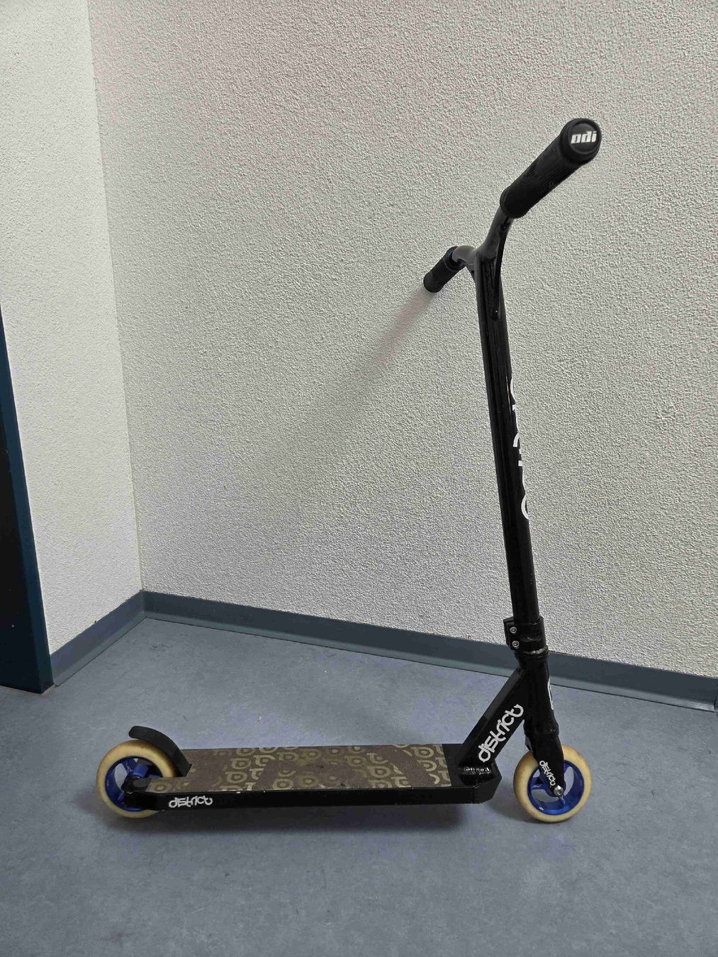 Kickboard: District Stunt Scooter - Top Zustand. – Usato da Kreuzlingen venduto da wirgehenfischen