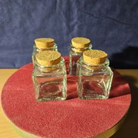 4 kleine Gläser mit Korkverschluss 4cm
