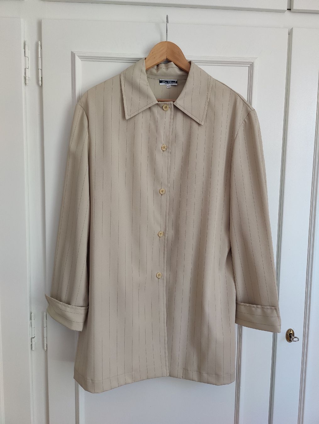 Anzüge & Kostüme: Beige Pinstripe Two-Piece Set Oversized Pantsuit – Neu (gemäss Beschreibung) aus La Tour-de-Peilz von dAutrefois 4
