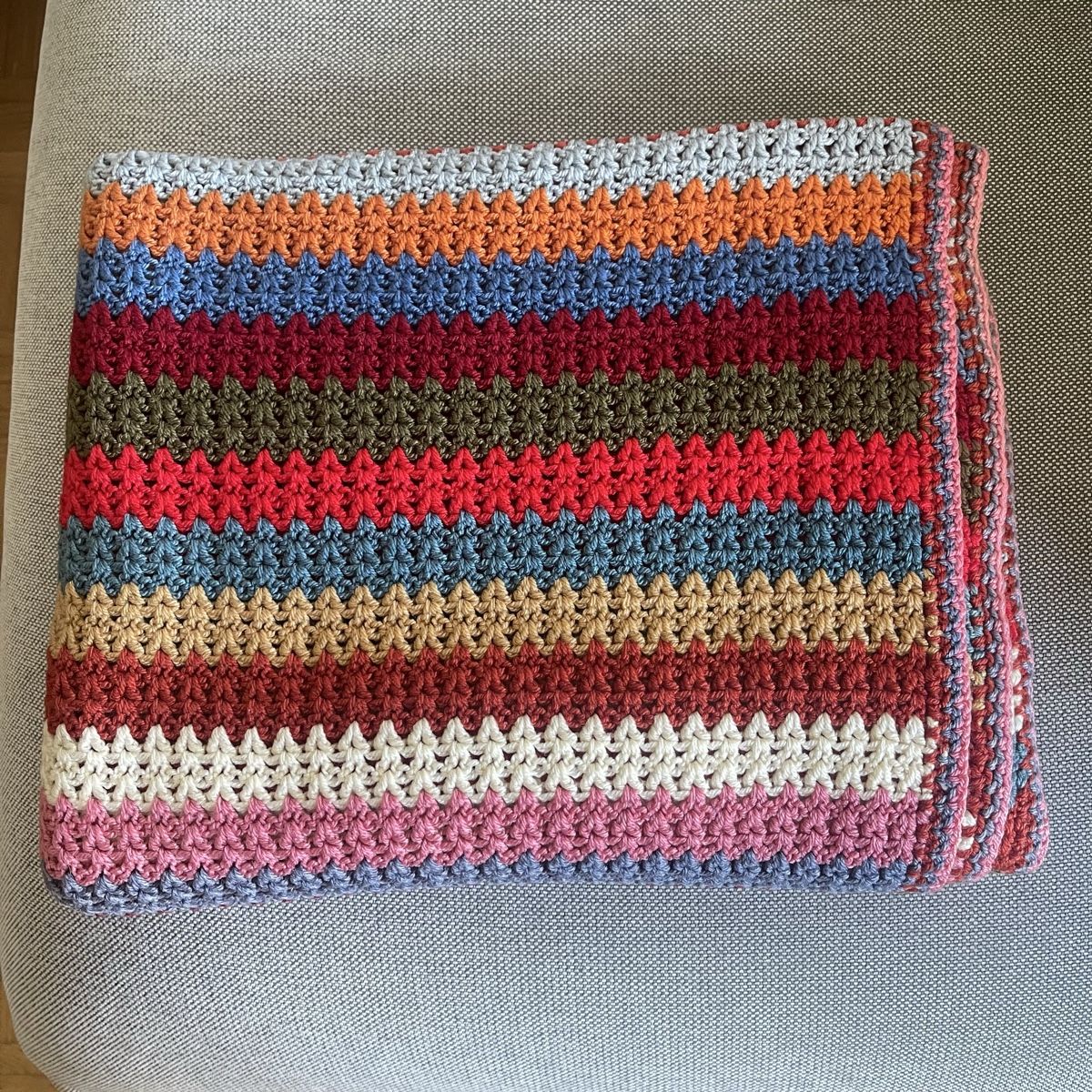Coperte: Handgestrickte Decke mehrfarbig gestreift  – Nuovo (secondo la descrizione) da Bern venduto da dek_7bjd 6