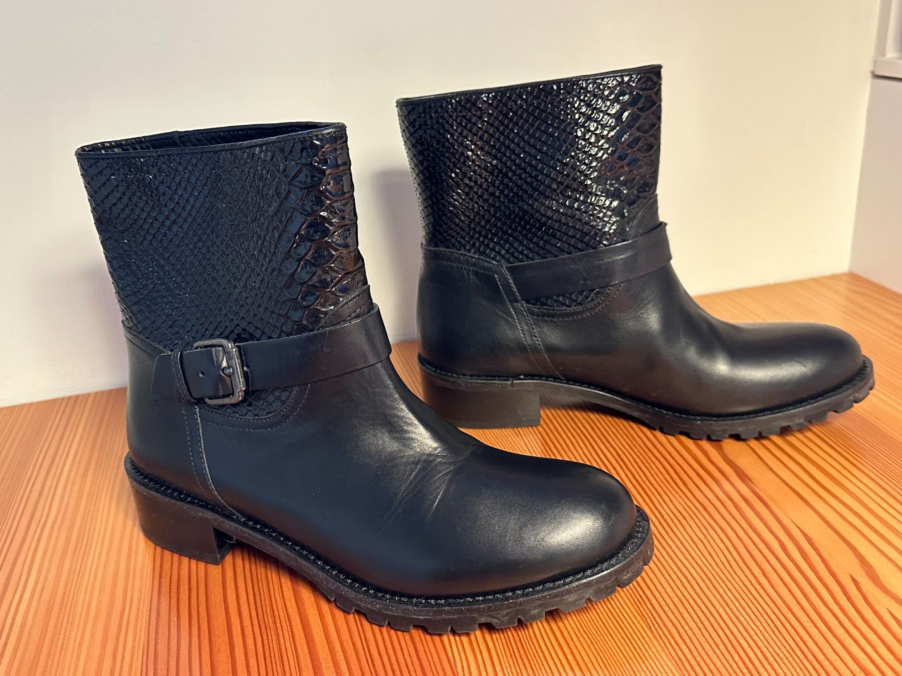 Navyboot Scarpe da donna: NAVYBOOT - Leder Stiefeletten schwarz / 38 / NEU – Nuovo e nell'imballaggio originale da Zürich venduto da elsoca