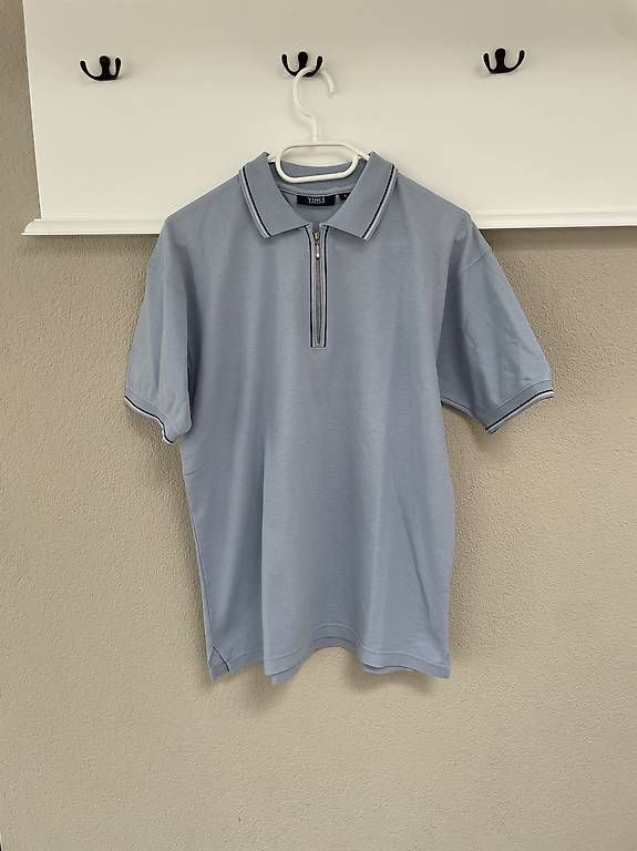 Magliette Polo: Stylisches Polo-Shirt mit Zipper  Hellblau – Usato da Glis venduto da SabrinaXA