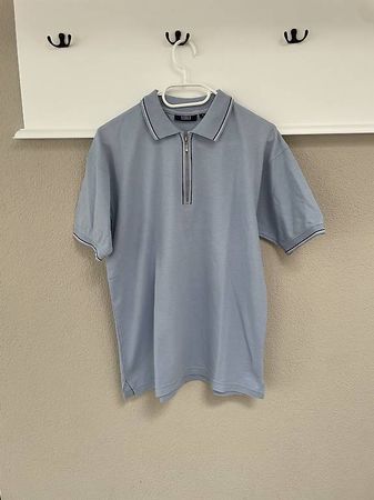 Stylisches Polo-Shirt mit Zipper  Hellblau