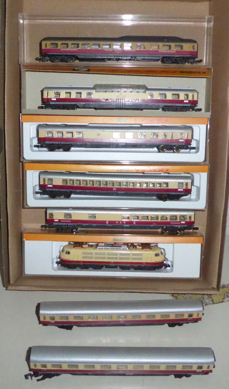 Arnold Modelleisenbahnen: Arnold Spur N DB TEE Zug Set 8-teilig – Gebraucht aus Uetikon am See von auktio 2
