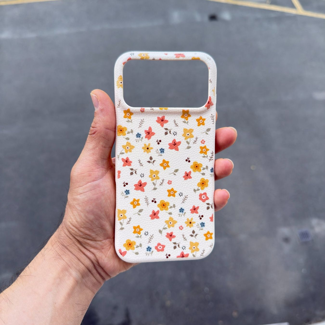 Apple Cover & Protezioni schermo: Coque iPhone 17 Pro Max motif floral blanc – Nuovo e nell'imballaggio originale da Thônex venduto da Suisse.Shopping 1
