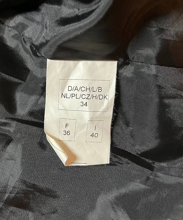 Giacche: Veste noire/rouge taille 34 – Usato da Cugy VD venduto da Lewinz 2